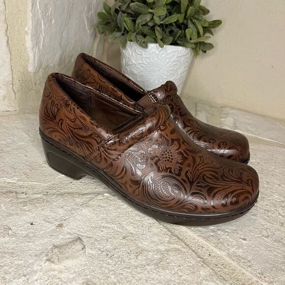 Yuu Bethanee Brown tooled mules sz 6.5 - Picture 1 of 6